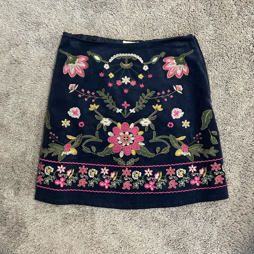 Embroidered navy and floral mini skirt. Size S. Excellent condition!